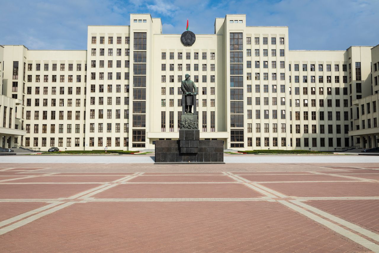 Monument-of-Lenin-near-Government-House-of-Republic-of-Belarus-in-Minsk.jpg
