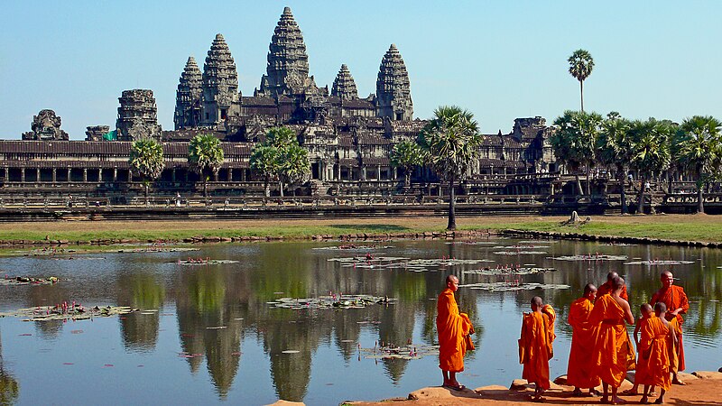 800px-Buddhist_monks_in_front_of_the_Angkor_Wat.jpg